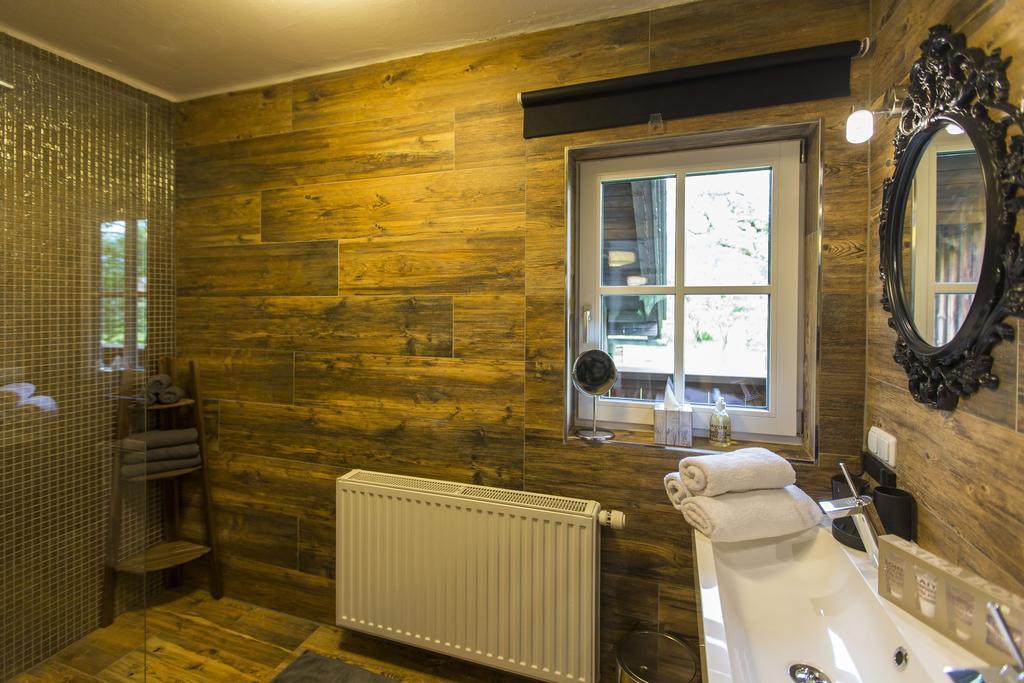Forest Chalet, 15 Min To Salzburg Olt Town, And Most Beautiful Lakes, Secluded Location, 1,000 Sqm Garden, Mountainview, Panorama Sauna, Bath Whirlpool, Bbq&Bikes&Sunbeds For Free, Up To 10 P Golling an der Salzach Habitación foto